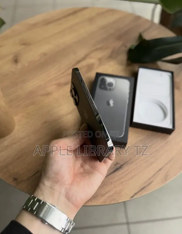 Apple iPhone 13 Pro 256GB Mpya Nyeusi - 1