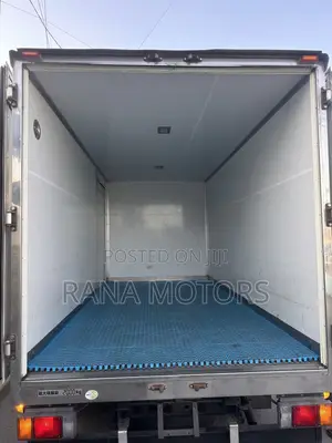 Isuzu Elf Box Truck 2005 Nyeupe