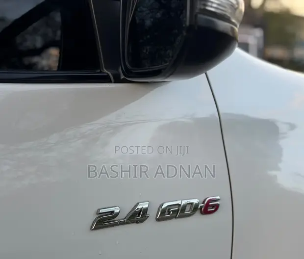 Toyota Hilux SR 4x4 2019 White - 1