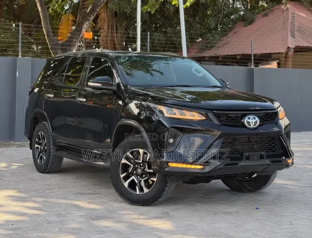 Toyota Fortuner 2018 Burgundy - 1