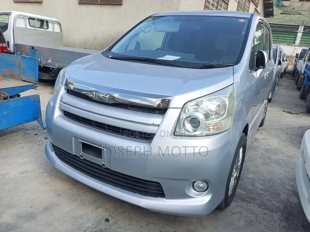 Toyota Noah 2009 Silver - 1