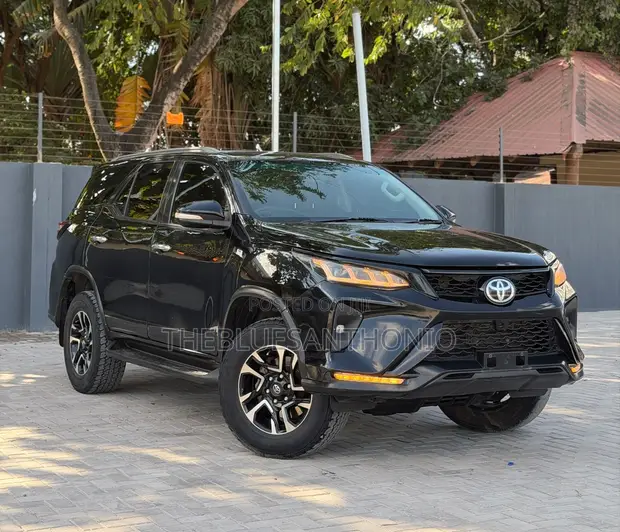 Toyota Fortuner 2018 Nyeusi - 1