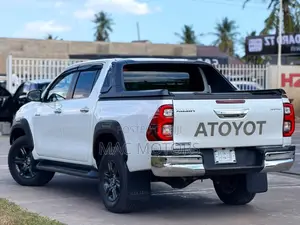 Toyota Hilux Double Cabin 2024