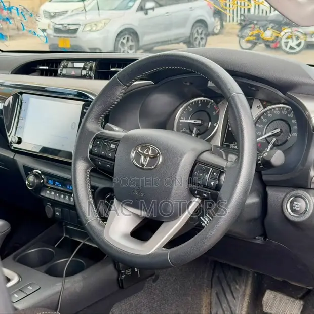 Toyota Hilux Double Cabin 2024 - 1
