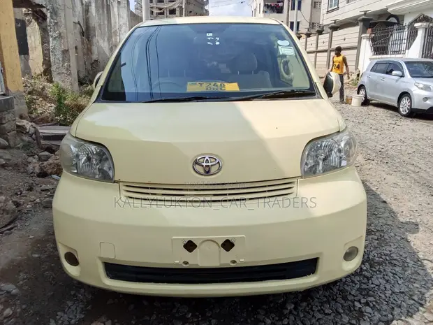 Toyota Porte 2005 Yellow - 1