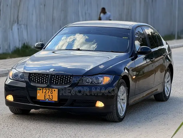 BMW 3 Series 2010 Nyeusi - 1