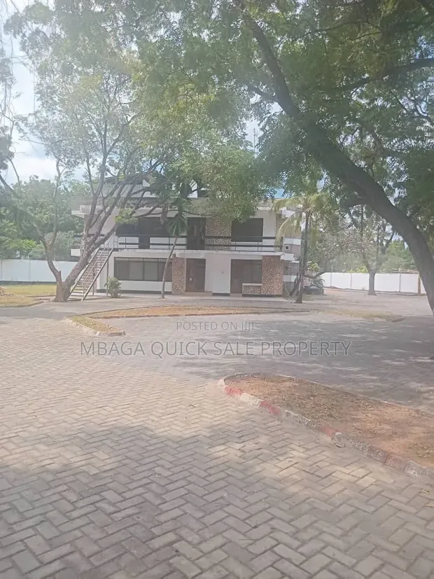 8 Bedroom House for Rent, Masaki Peninsula - 1