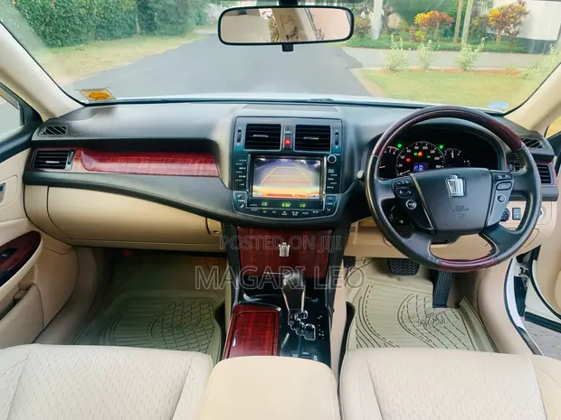 Toyota Crown 2009 White - 1