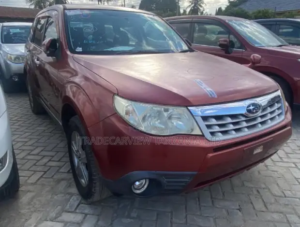 Subaru Forester 2011 Nyeusi - 1