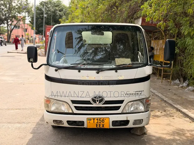 Toyota Toyoace Freezer Truck 2009 Nyeupe - 1