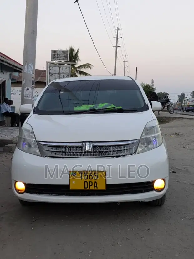 Toyota Isis 1.8L Minivan 2006 White - 1