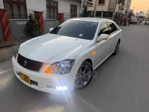 Toyota Crown Royale 2005 White - 1