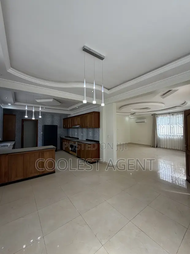 5-Bedroom Villa for Rent in Oyster Bay - 1