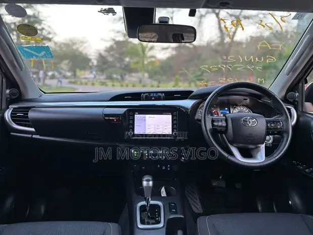 Toyota Hilux 2024 Black - 1