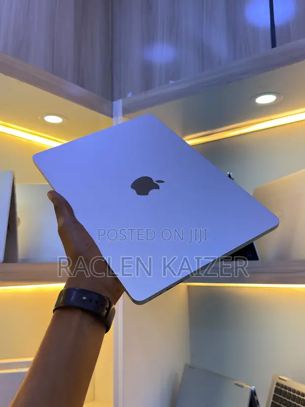 Apple MacBook Air 2022 M2 8GB RAM 256GB SSD - 1