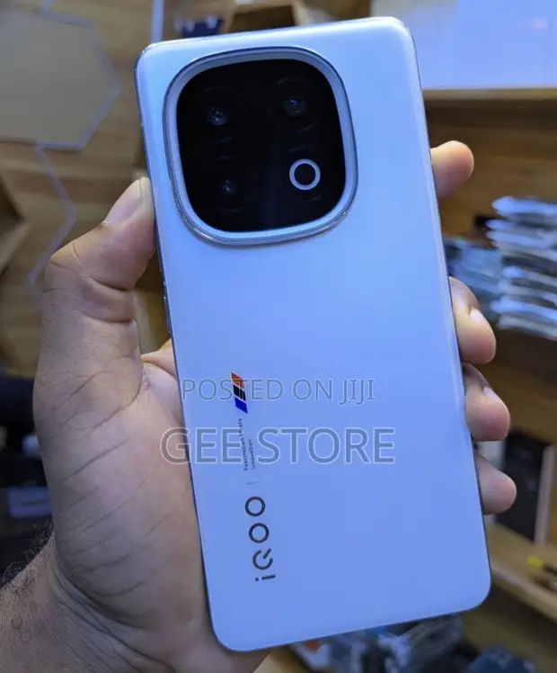 Vivo iQOO 13 256GB White (Refurbished) - 1