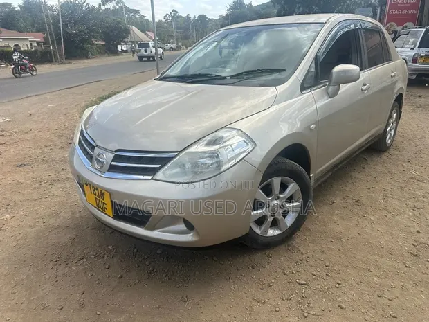 Nissan Tiida 2010 Nyeupe - 1