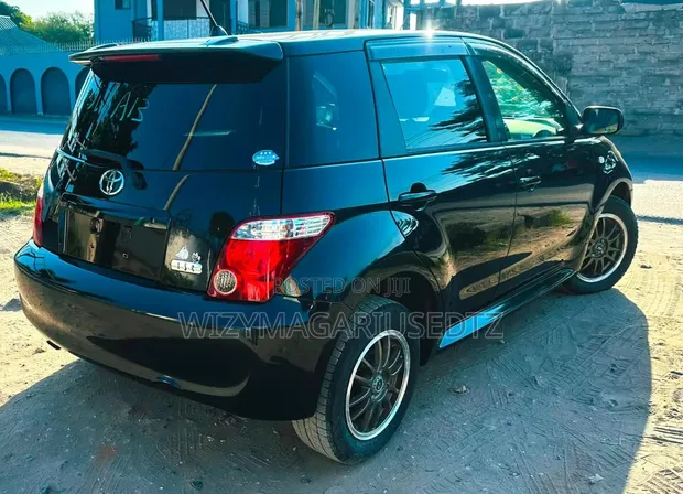 Toyota IST 2005 - Matt Black - 1