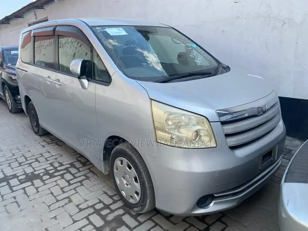 Toyota Noah 2007 Silver - 1