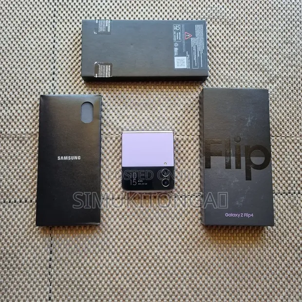 New Samsung Galaxy Z Flip4 256GB - 1