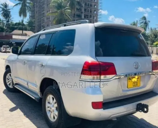 Toyota Land Cruiser 4.5 V8 DLX 2013 Nyeupe - 1