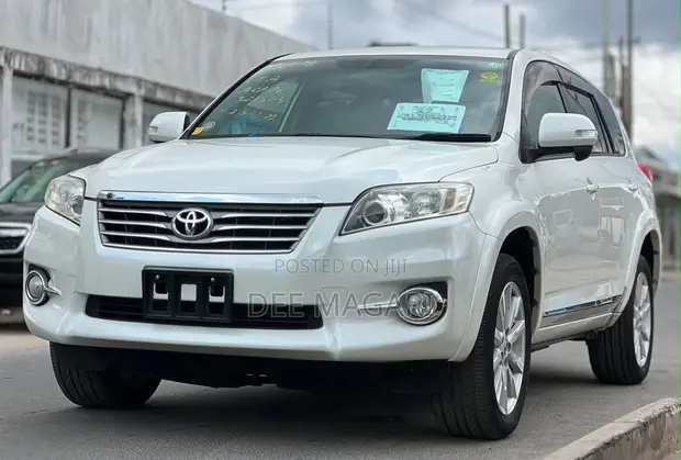 Toyota Vanguard 2011 White - 1