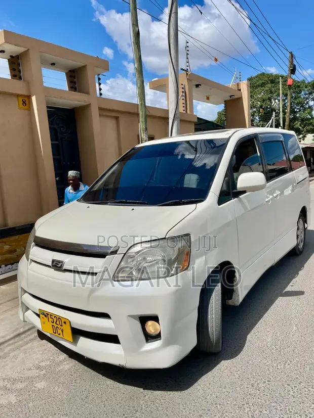Toyota Noah 2.0 AWD (8 Seater) 2005 White - 1