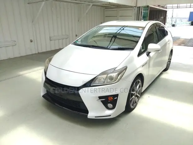 Toyota Prius Four 2013 White - 1