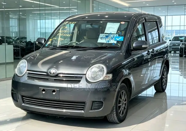 Toyota Sienta 2007 Silver - 1