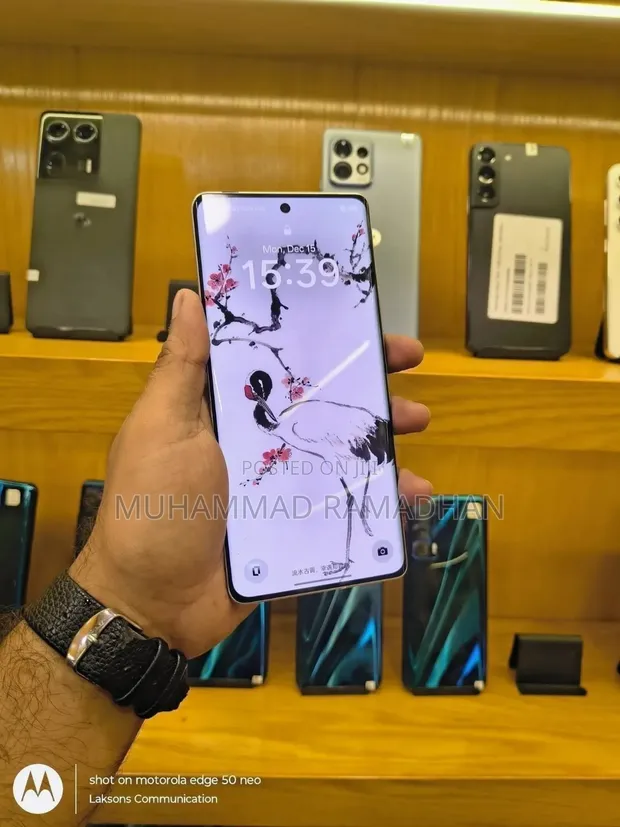 Realme GT 6 512GB Gold - Used Dubai - 1