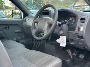 Nissan DoubleCab Pickup 2001 Gray