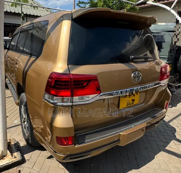 Toyota Land Cruiser V8 2010 Gold - 1