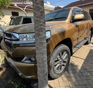 Toyota Land Cruiser V8 2010 Gold