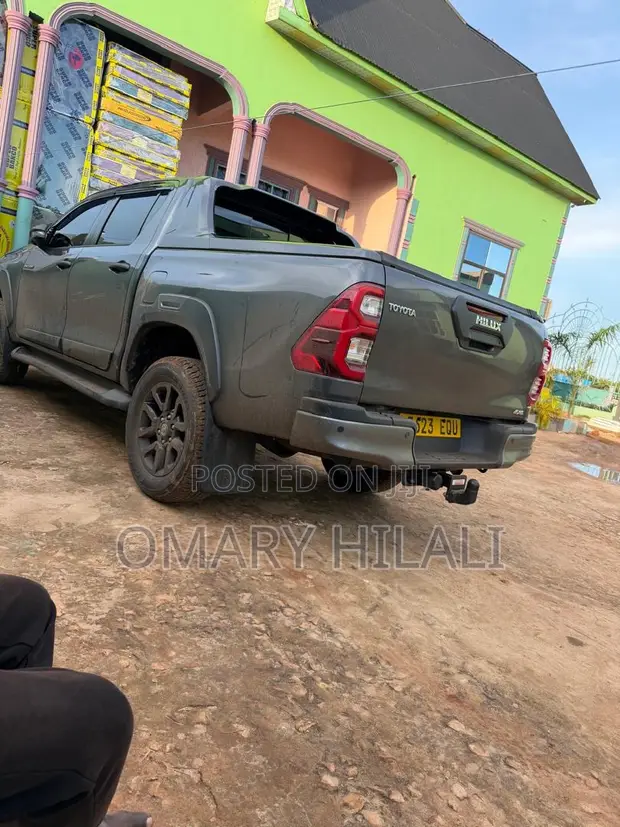 Toyota Hilux 2025 Gray - 1