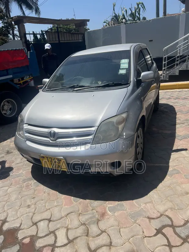 Toyota IST 2004 Silver - 1