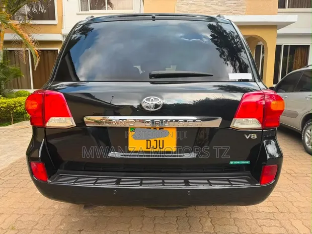 Toyota Land Cruiser V8 2011 Nyeusi ya Matt - 1