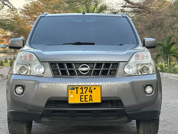Nissan X-Trail 2010 Gold - 1