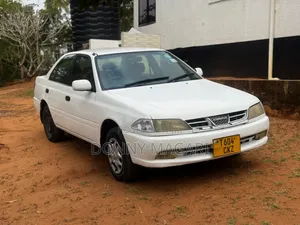 Toyota Carina 2000 Nyeupe