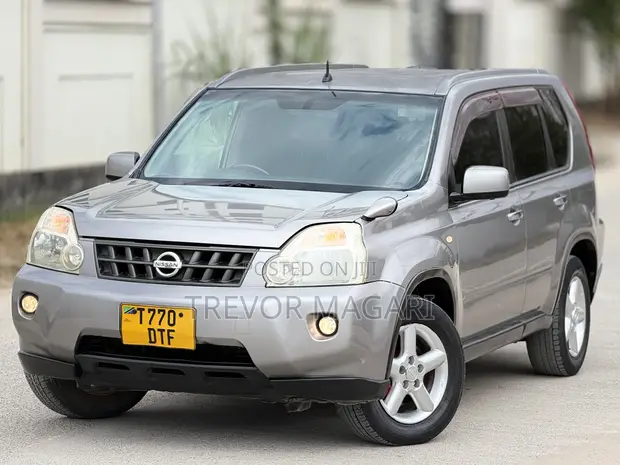 Nissan X-Trail 2011 Gold - 1