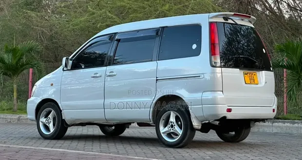 Toyota Noah 2003 White - 1