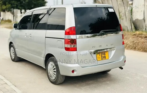 Toyota Noah 2008 Silver - 1