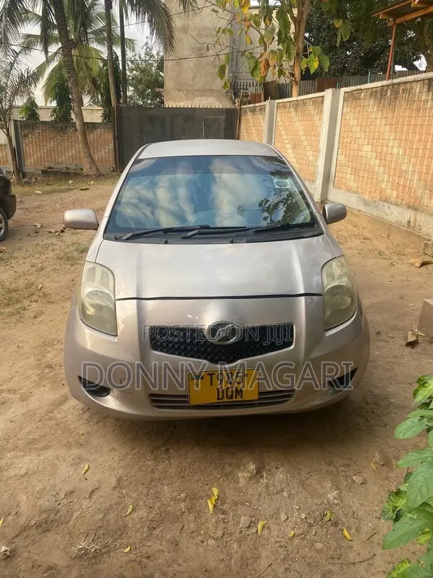 Toyota Vitz 2005 Silver - 1