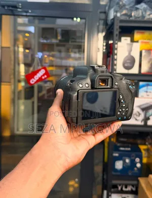 Canon EOS 500D DSLR Camera with 18-55mm Lens