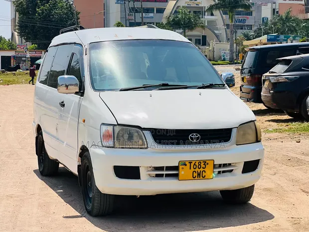 Toyota Noah 2005 White - 1