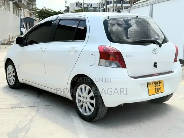 Toyota Vitz 2009 White - 1