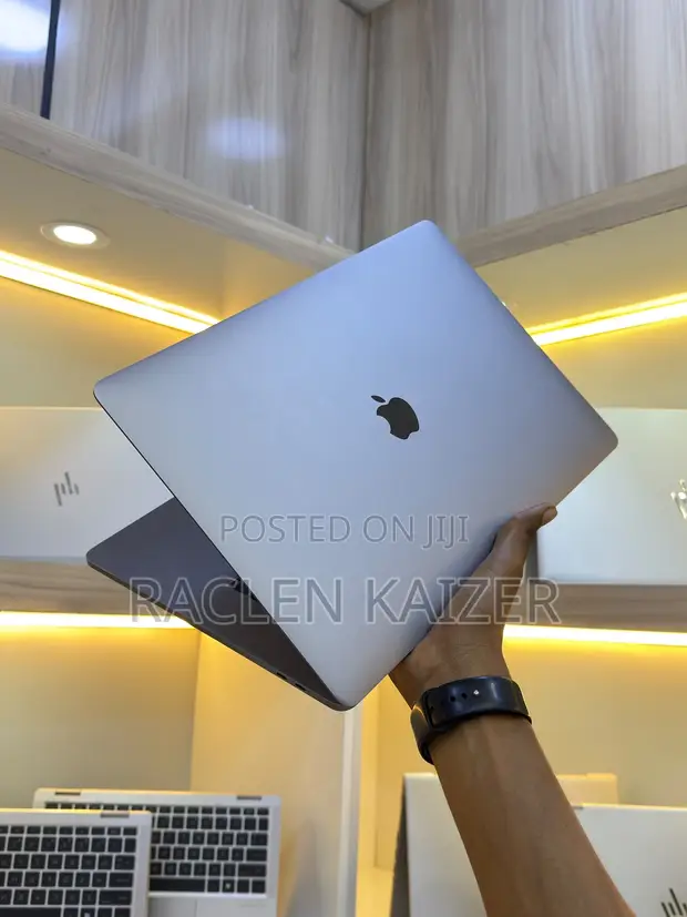 Apple MacBook Pro 2017 15" 16GB RAM 512GB SSD - 1