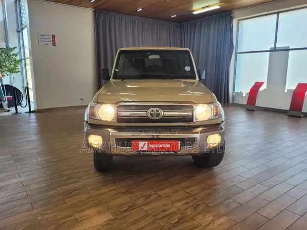 Toyota Land Cruiser 2018 Beige - 1