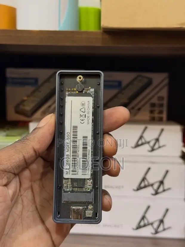 M.2 NVMe/SATA SSD Enclosure (USB-C) - 1