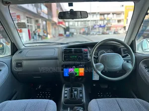 Suzuki Escudo 2001 Nyeupe