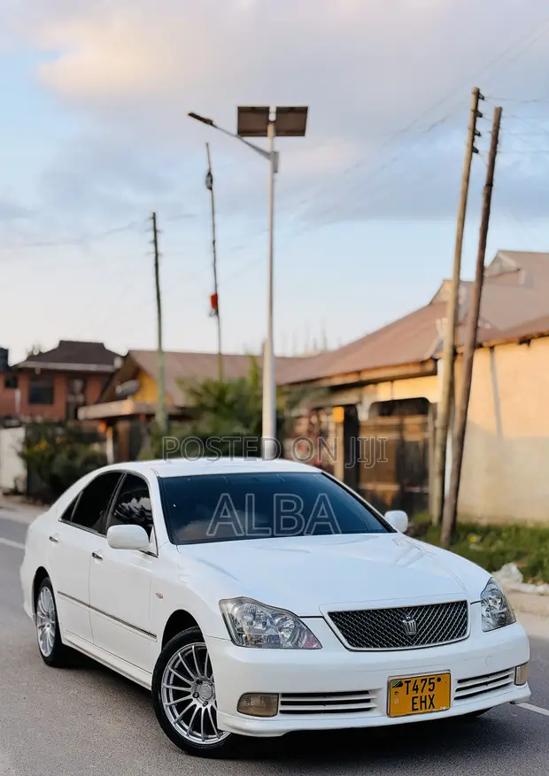 Toyota Crown Royale 2005 Pearl - 1